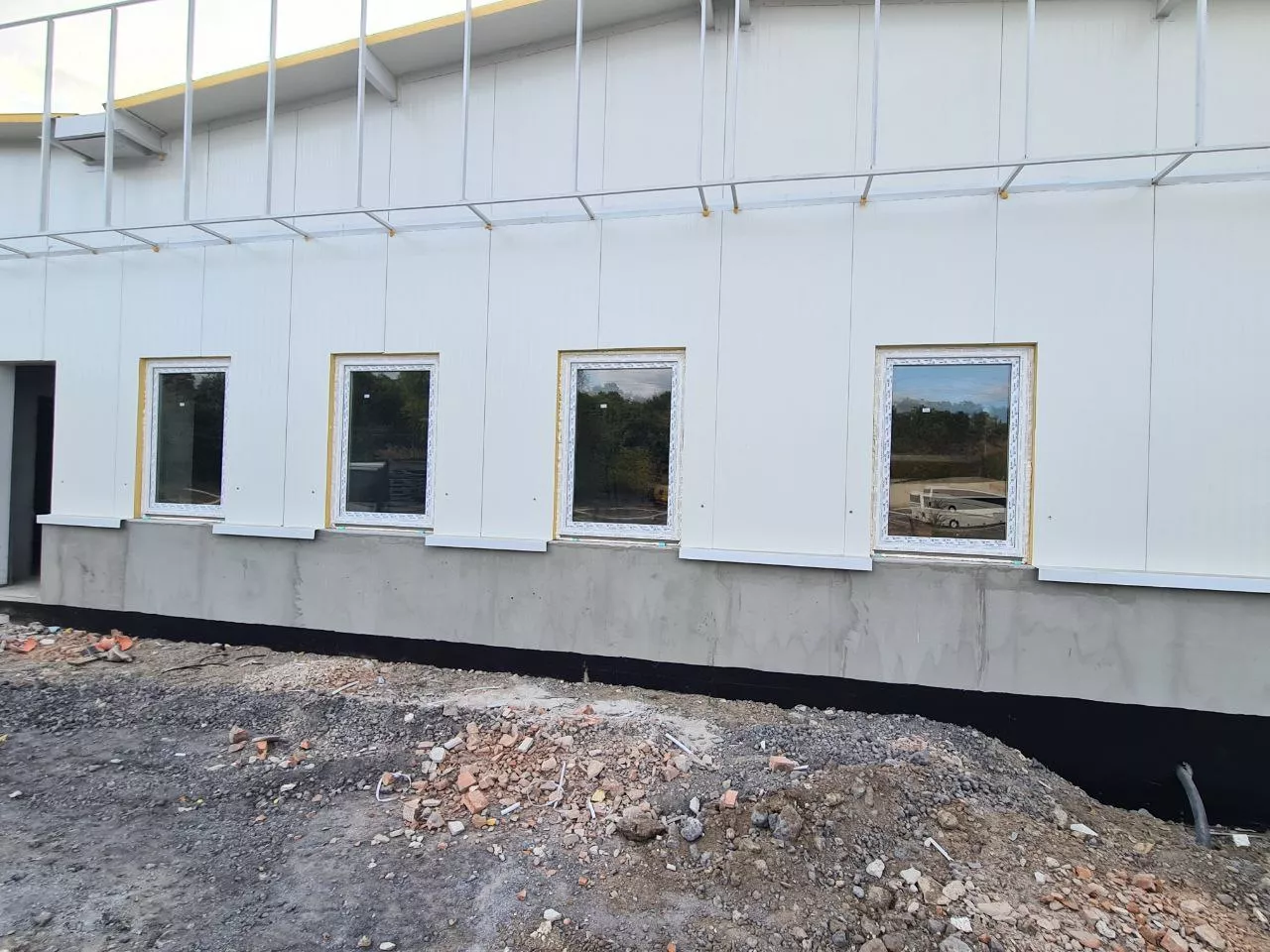 Установка металлопластиковых окон на промышленном здании в Тирасполе