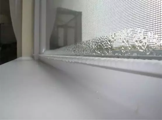 Конденсат на пластиковых окнах