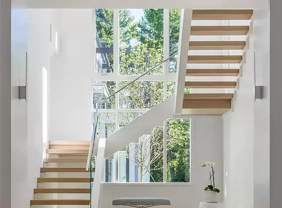 Окна на лестнице в частном доме и коттедже